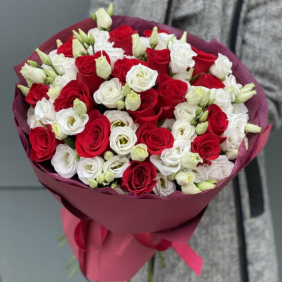  Belek Blumen Lisyantus und roter Rosenstrauß