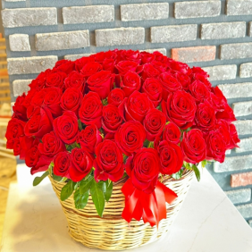 Belek Blumen Rote Rosen in einem natürlichen Korb