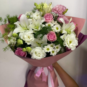  Доставка цветов в Белек  Стильный Букет Розовых Белых Лизиантусов, Лилий и Роз