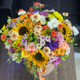  Belek Blumen Sonnenblumen-Rosen-Lisyanthus-Chrysanthemen-Arrangement in Box