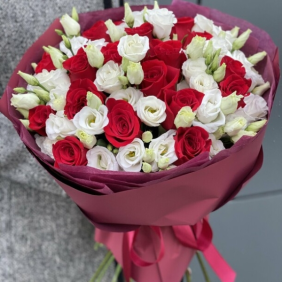  Belek Blumen Lisyantus und roter Rosenstrauß