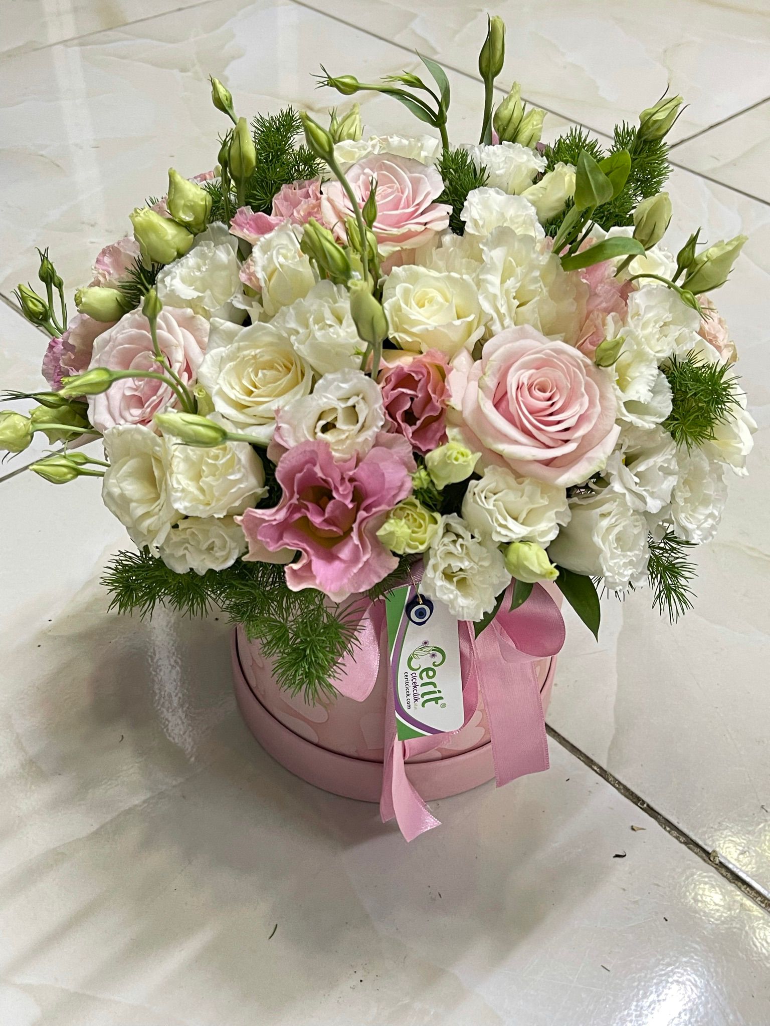  Заказ цветов в Белек  Композиция из роз Лизиантуса в коробке