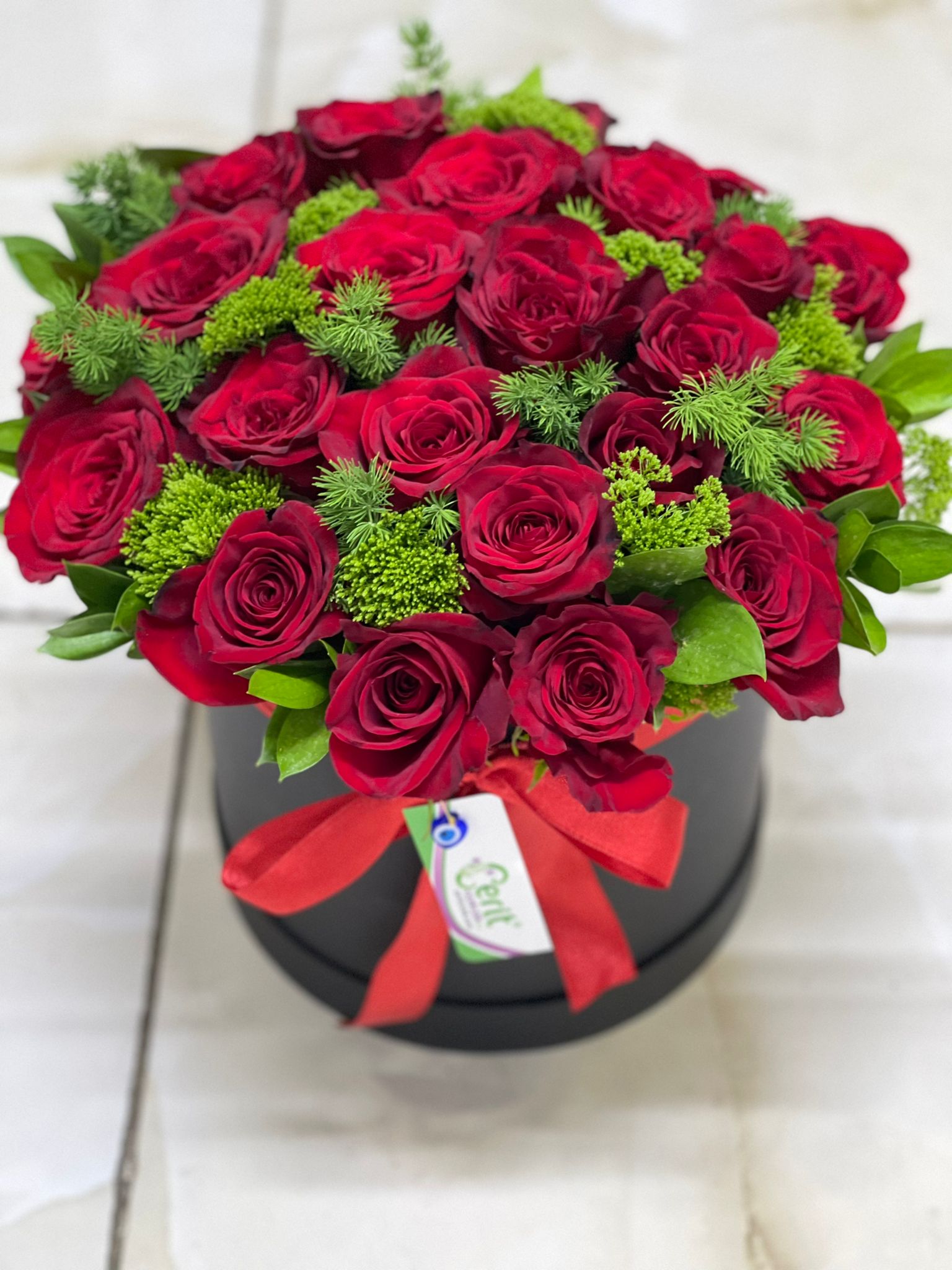 Флорист в Белек  29 красных роз в черной коробке
