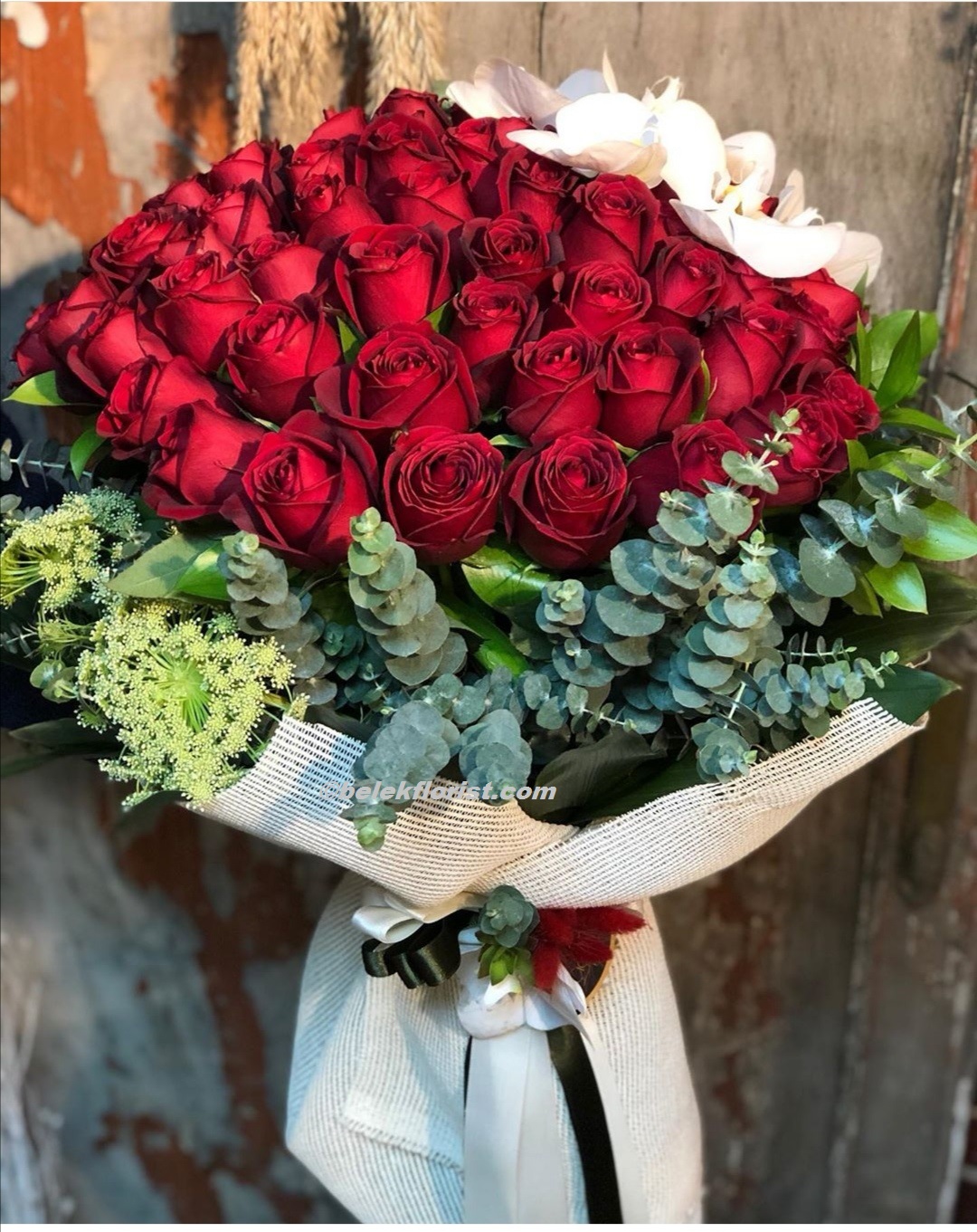 Флорист в Белек  Букет 51 красной розы и орхидея