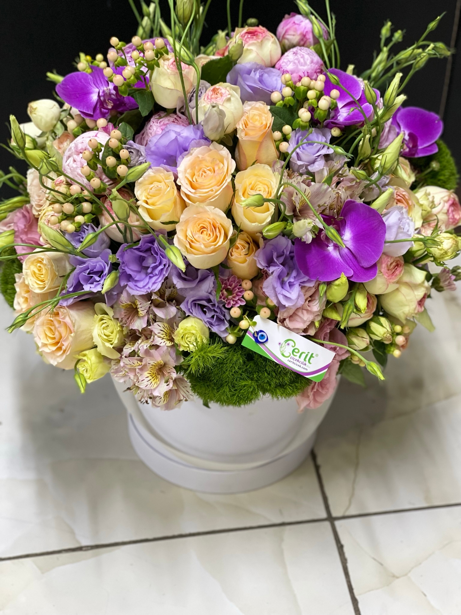 Belek Florist Elegantes Arrangement mit Rosen und Orchideen im Karton