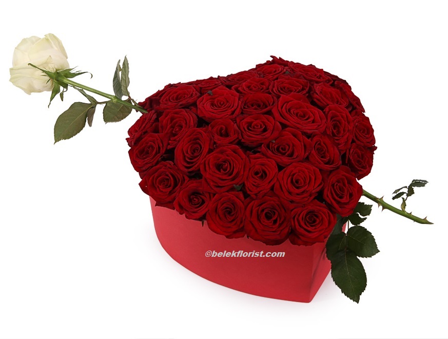  Заказ цветов в Белек  сердца КОРОБКА Роза