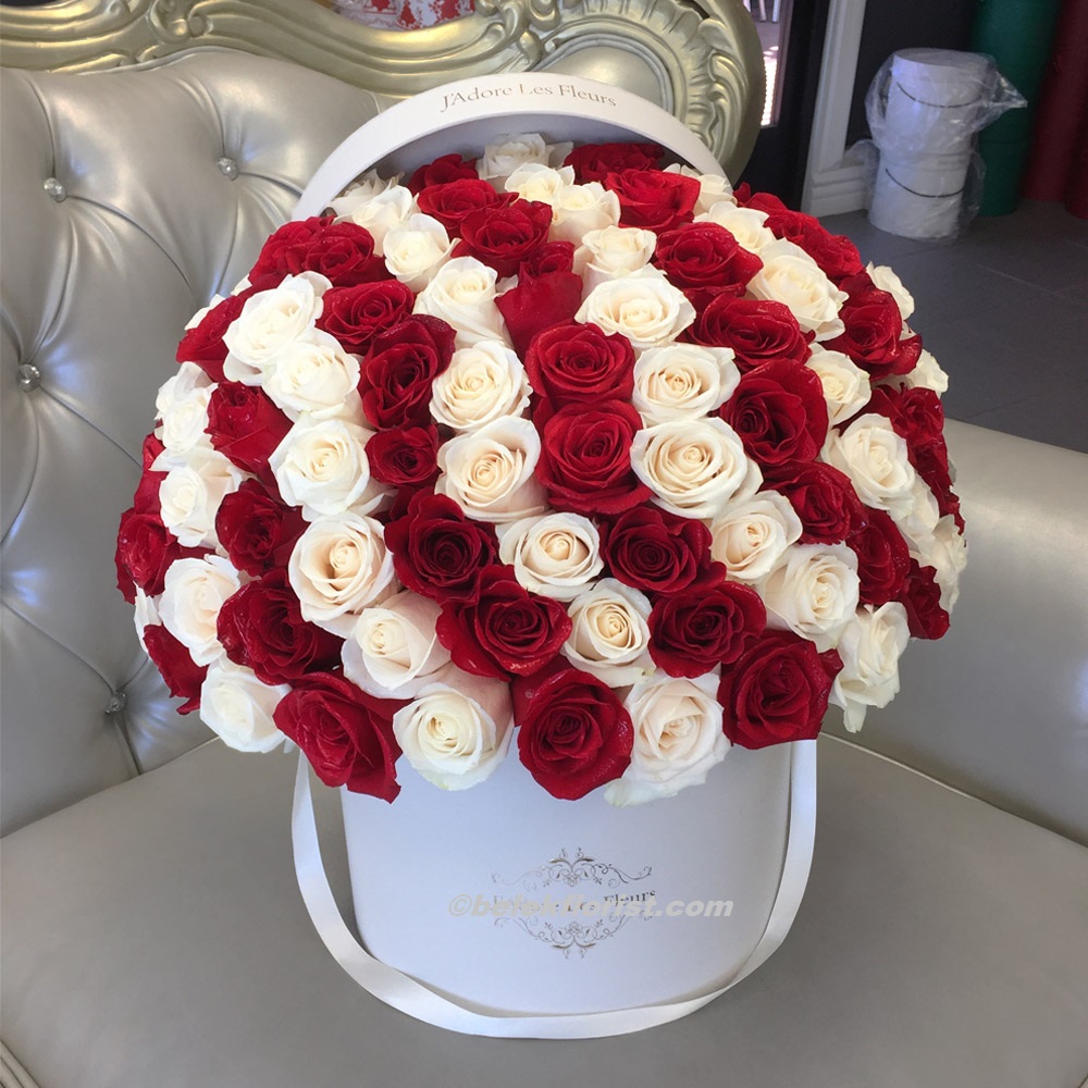  Заказ цветов в Белек  Белая коробка Белые и красные розы 101шт