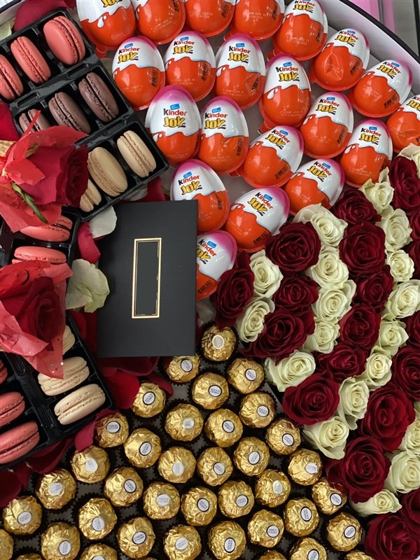  Доставка цветов в Белек  Розы коробке - шоколад и макарон