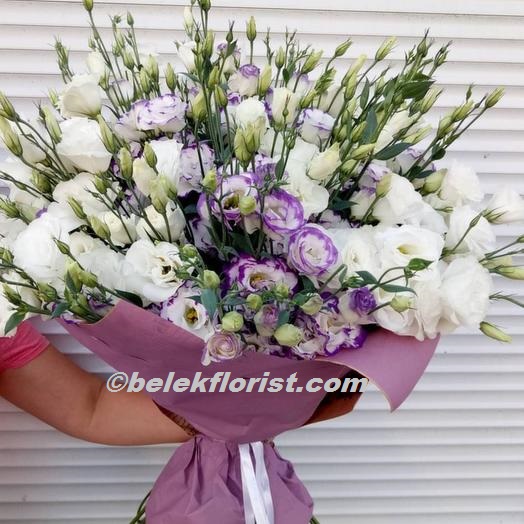 belekflorist.com - белек‎ флорист Фиолетовый белый букет лизиантусов 