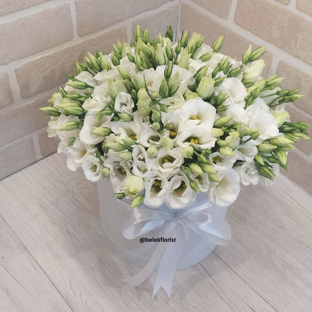  Belek Blumenbestellung Lisyantus Arrangement in a White Box