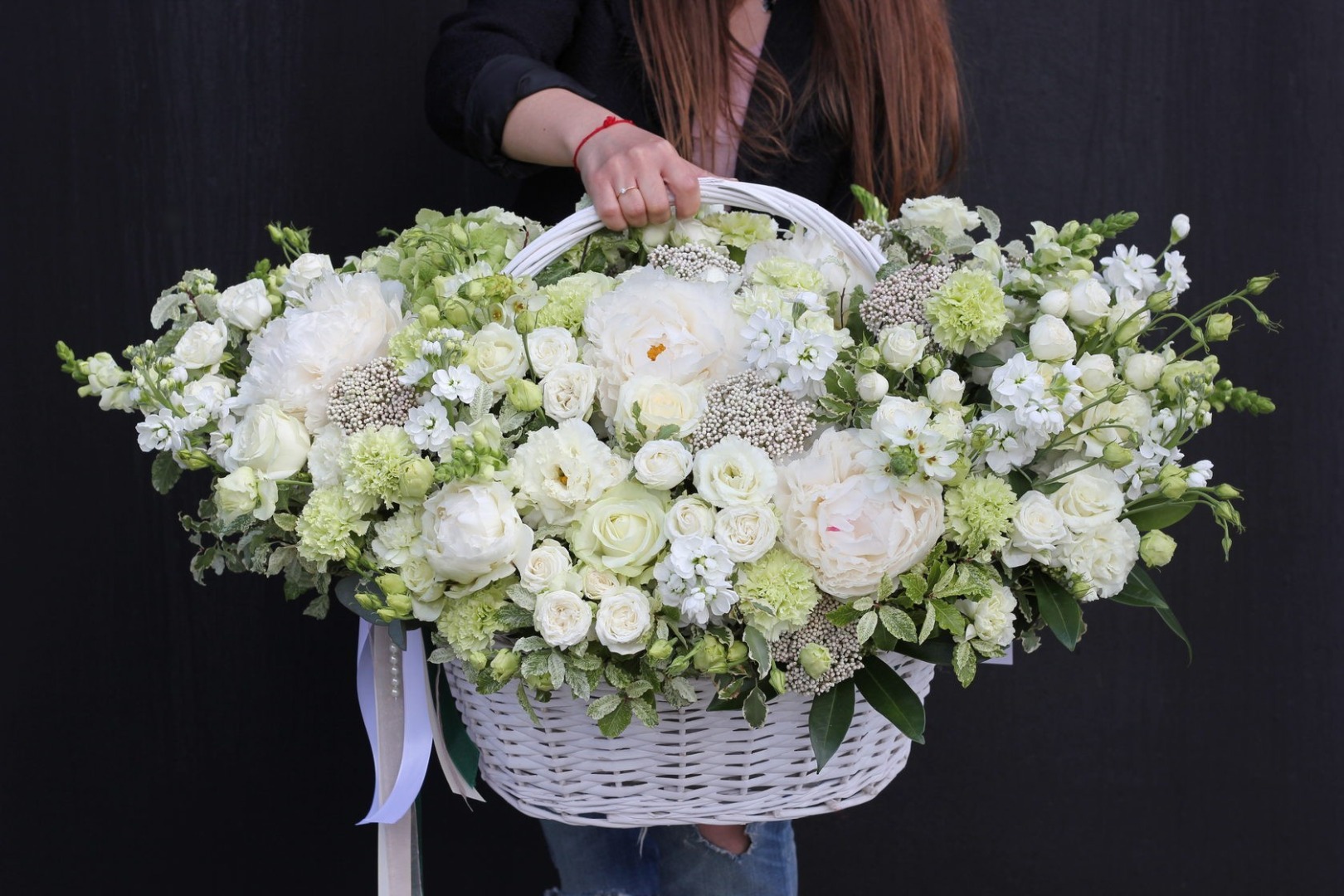  Belek Florist white lisyantus in big basket